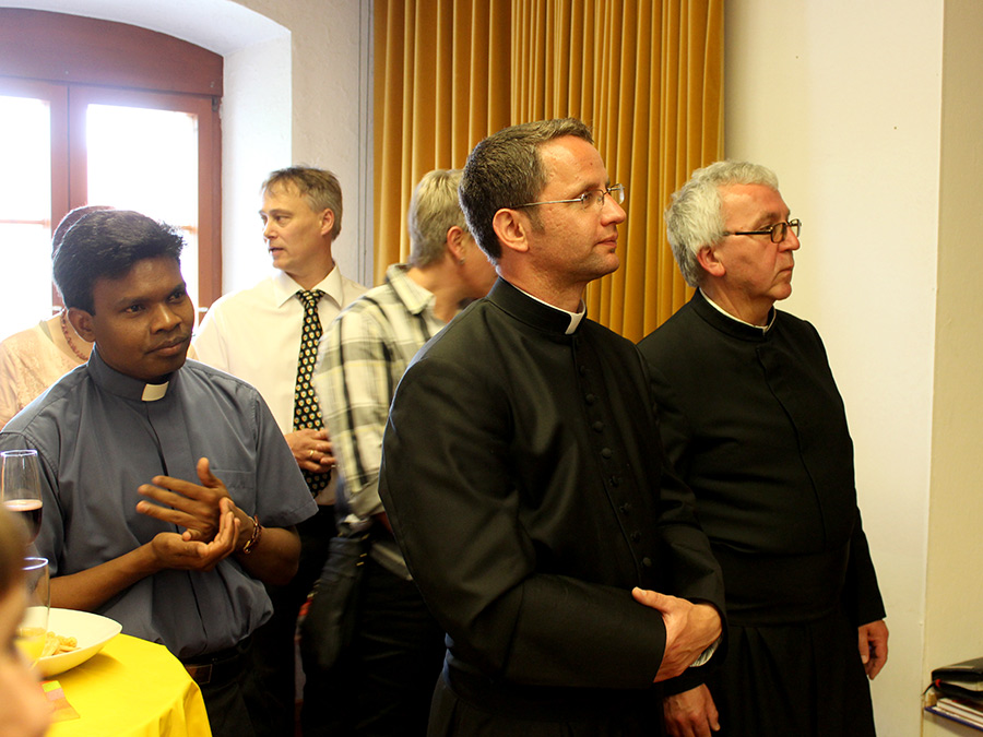 Pfr. Gerhard Ehrl und Kaplan Pater Sunil mit dem neuen Diakon.