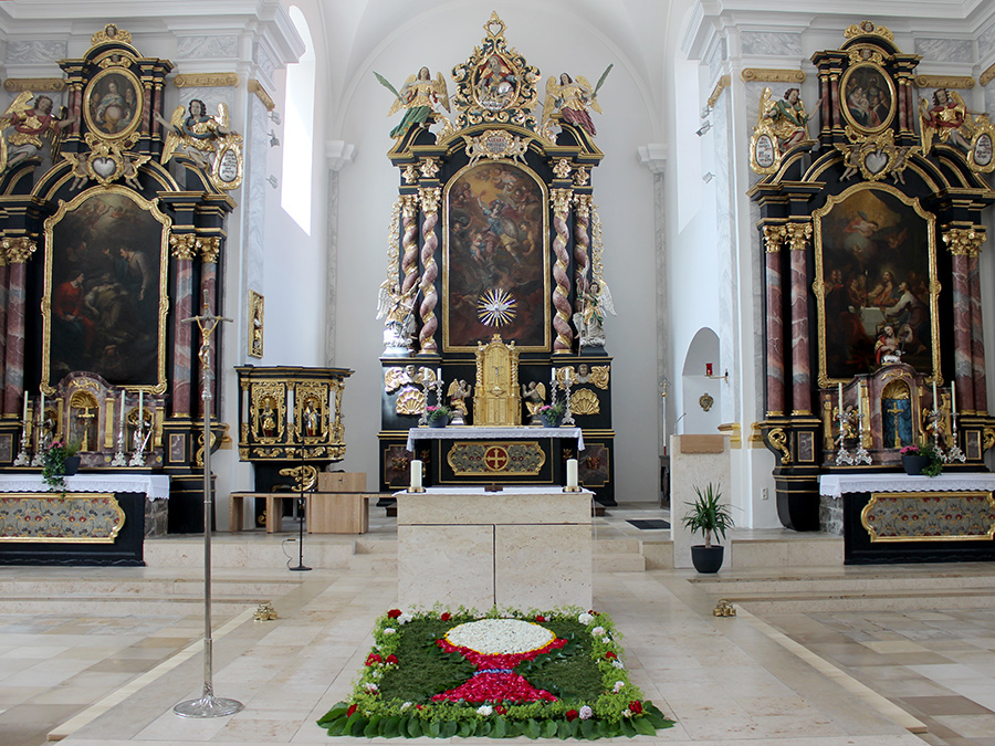 Die herrlich geschmückte Pfarrkirche Erzengel Michael.
