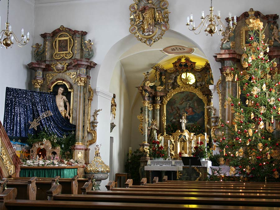 Die Traunfelder Kirche - weihnachtlich geschmückt.