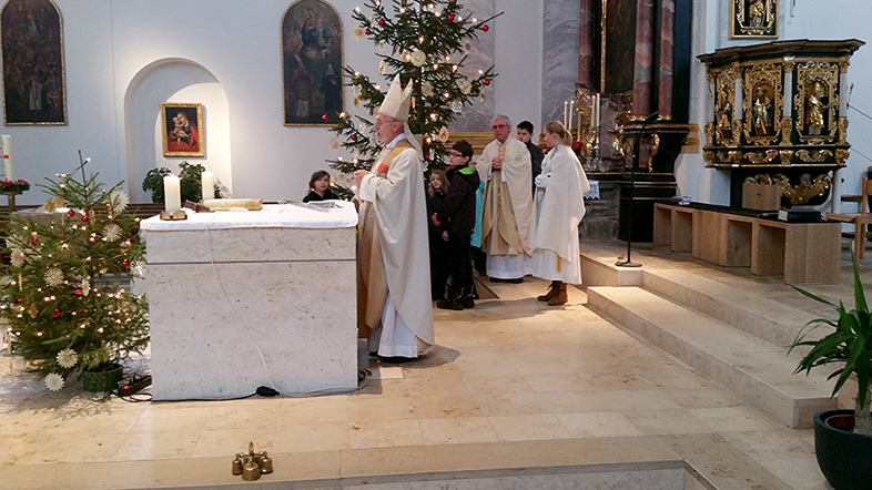 Weihbischof Adolfo Bittschi am Altar in der Kirche St. Michael in Lauterhofen.