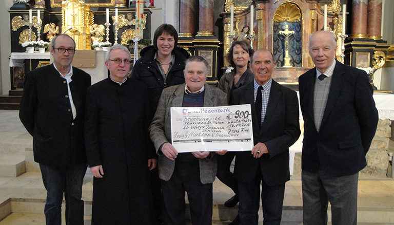 Gruppenbild bei der Spendenübergabe, von li. nach re., Kirchenpfleger Ludwig Krieger, Pfr. Gerhard Ehrl, Barbara Federl, Josef Fink, Christa Gruner-Röhrlich, Richard Helfert 1. Vors., Günter Trollius, 2. Vors.