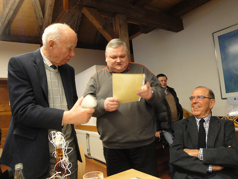 Helmut Benzinger ehrt und verabschiedet nach 9 Jahren als 2. Vorsitzender, Günter Trollius.