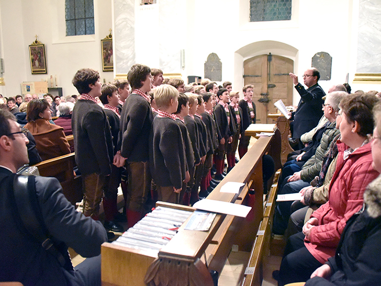 Der Tölzer Knabenchor sang auch im hinteren Bereich der Kirche