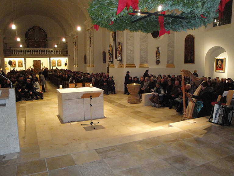 Der Kirchenraum füllt sich - ausverkauft mit knapp 500 Plätzen.