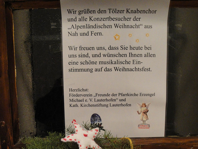 Plakat am Kirchenvorbau.