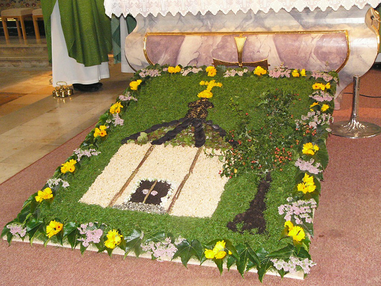 Blumenteppich mit Mariahilf-Kapelle
